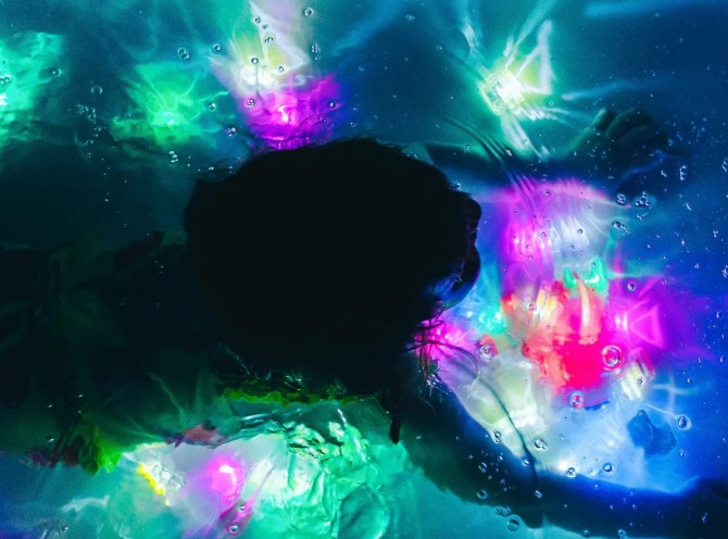 Kostki sensoryczne świecące w wodzie Party Pal Glo Pals - wielokolorowe